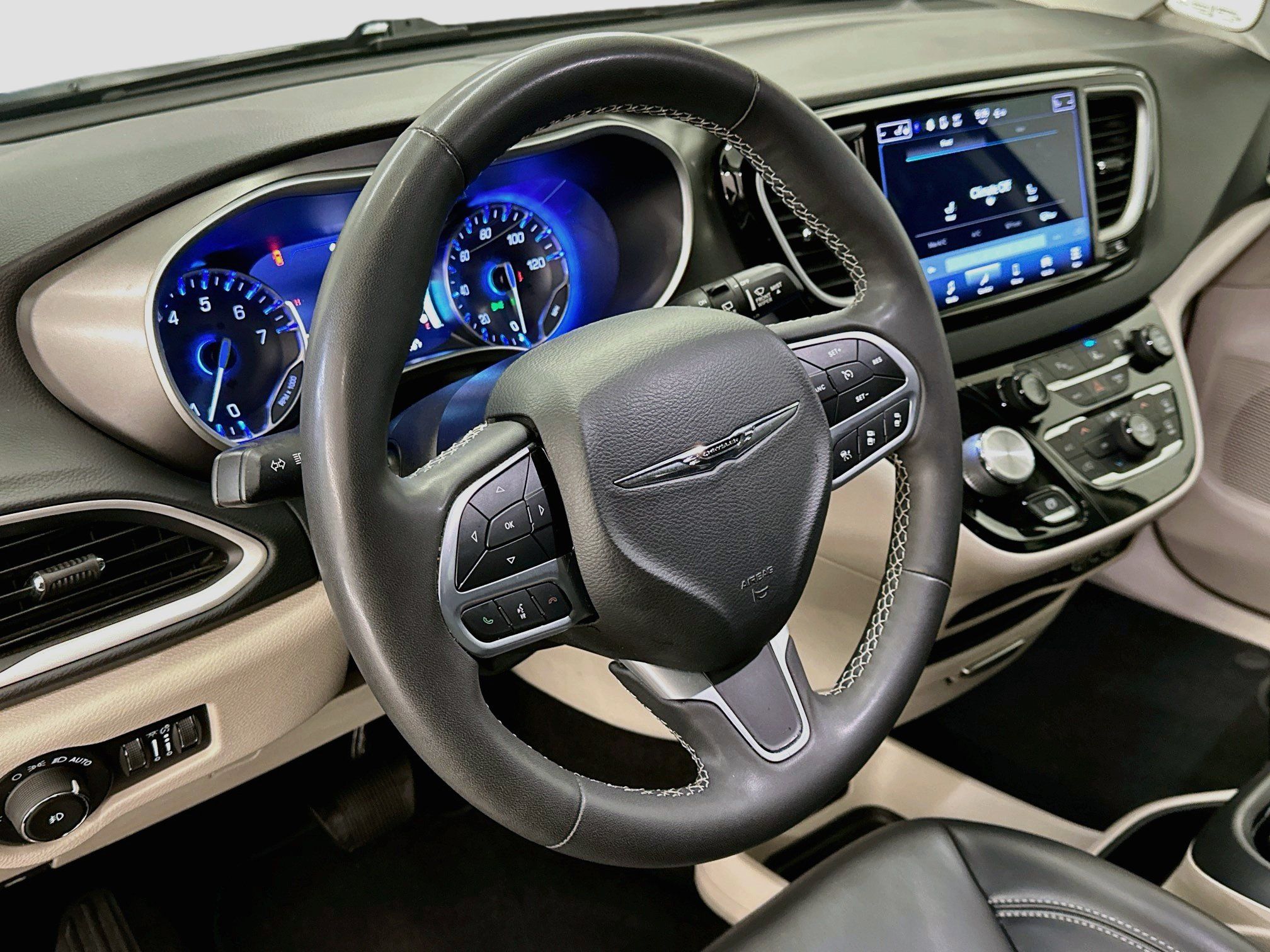 Used 2023 Chrysler Pacifica Touring-L FWD image 18