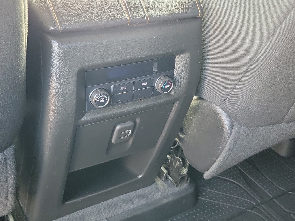 Used 2021 Chevrolet Traverse LT FWD image 31