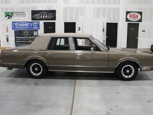 Used 1989 Lincoln Town Car RWD image 17