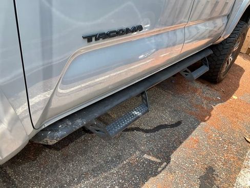 Used 2019 Toyota Tacoma TRD Sport AWD/4WD image 10