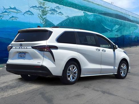 Used 2025 Toyota Sienna XLE w/ XLE Plus Package FWD image 4