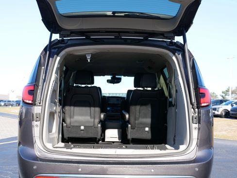 Used 2023 Chrysler Pacifica Touring-L image 14