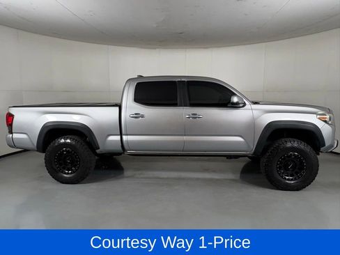 Used 2018 Toyota Tacoma TRD Off-Road w/ Technology Package AWD/4WD image 12