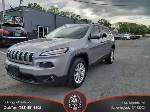 Used 2016 Jeep Cherokee Latitude w/ Cold Weather Group AWD/4WD image 1