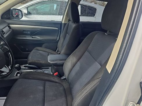 Used 2016 Mitsubishi Outlander ES image 2