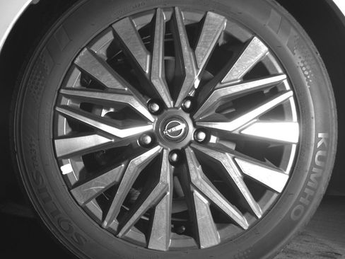Used 2025 Nissan Altima 2.5 SV FWD image 12