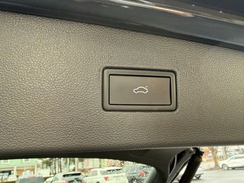 Used 2022 Volkswagen Tiguan SE R-Line image 31