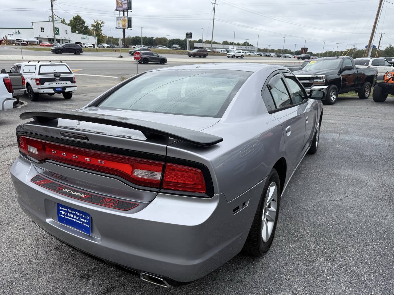 Used 2014 Dodge Charger SE RWD image 5