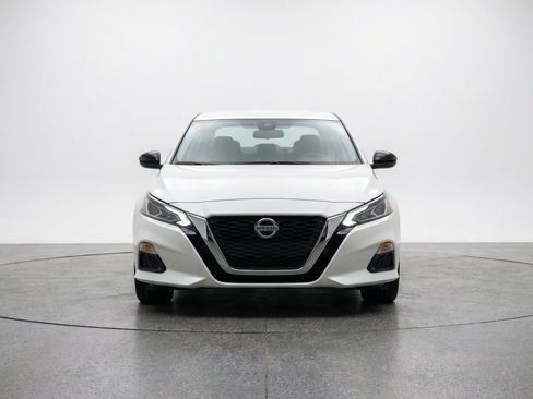 Used 2025 Nissan Altima 2.5 SV FWD image 2