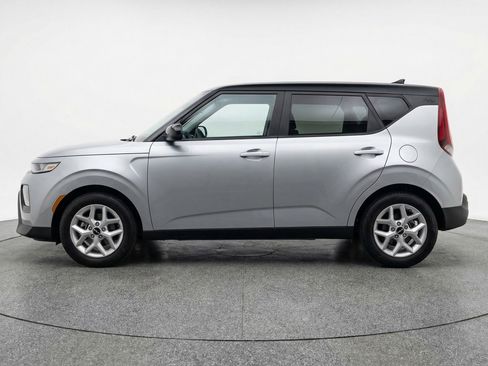 Used 2025 Kia Soul LX w/ LX Technology Package FWD image 5