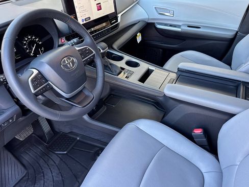 Used 2026 Toyota Sienna XLE FWD image 10
