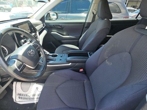 Used 2023 Toyota Highlander LE FWD image 8