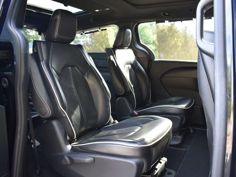 Used 2019 Chrysler Pacifica Limited w/ S Appearance Package image 23