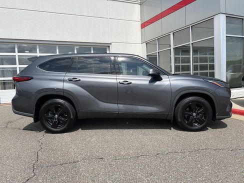 Used 2021 Toyota Highlander L AWD/4WD image 11