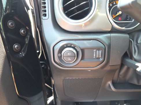 Used 2023 Jeep Gladiator Overland AWD/4WD image 32