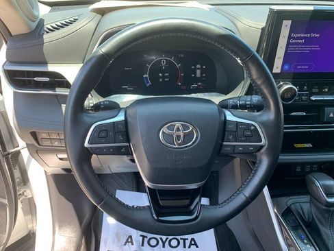 Used 2023 Toyota Highlander Platinum FWD image 26