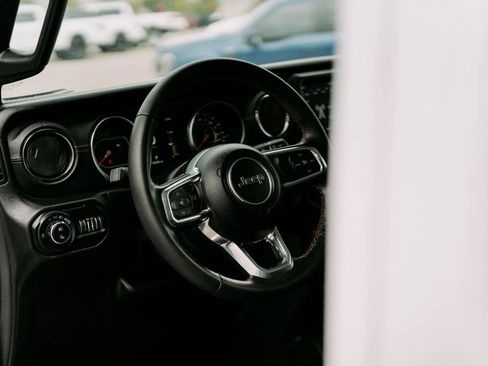 Used 2021 Jeep Gladiator Overland image 20