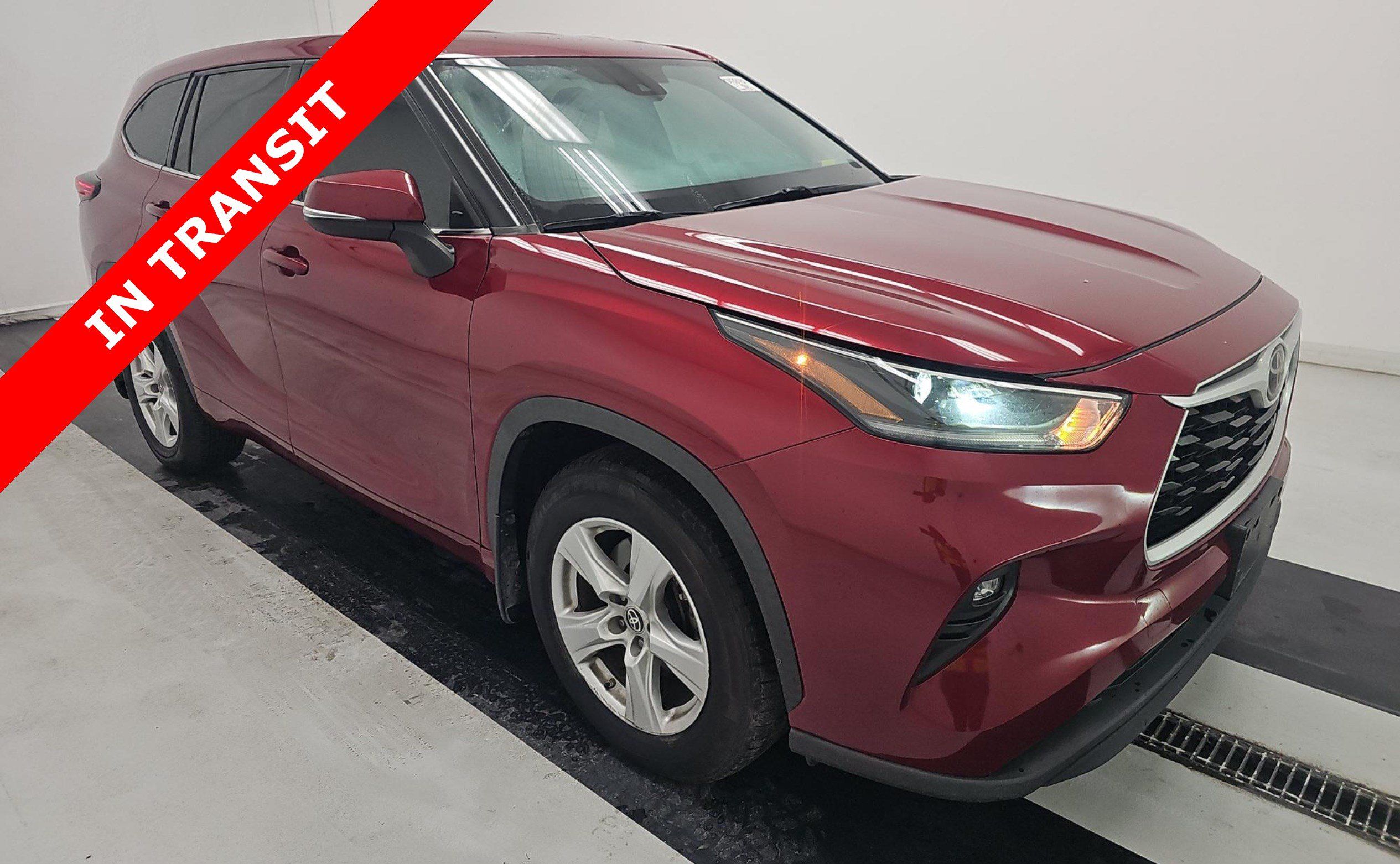 Used 2021 Toyota Highlander LE FWD image 5