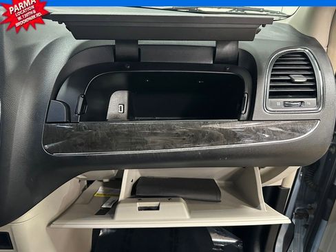 Used 2016 Chrysler Town & Country Touring w/ Driver Convenience Group image 29