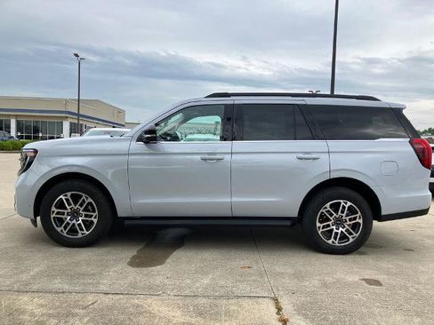 Certified 2025 Ford Expedition Active AWD/4WD image 2
