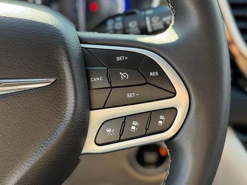 Used 2024 Chrysler Pacifica Touring-L FWD image 15