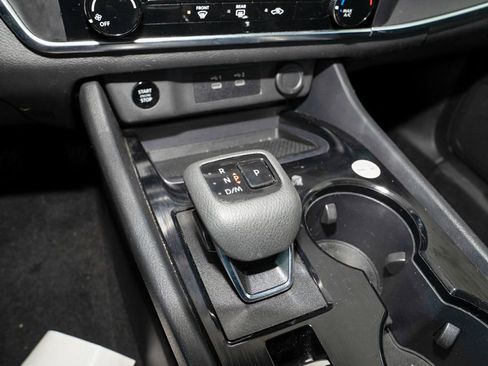 Used 2024 Nissan Rogue S image 14