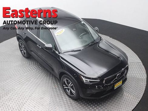 Used 2024 Volvo XC40 B5 Core AWD/4WD image 3