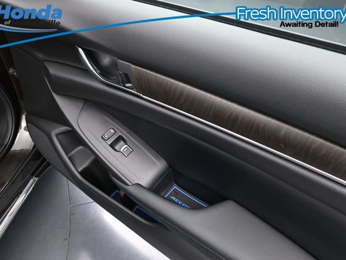 Used 2018 Honda Accord Touring image 14