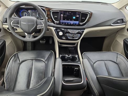 Used 2024 Chrysler Pacifica Limited FWD image 19