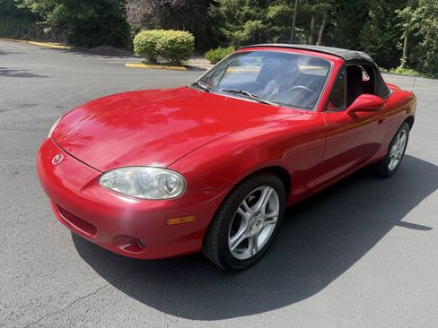 Used 2005 MAZDA MX-5 Miata RWD image 1
