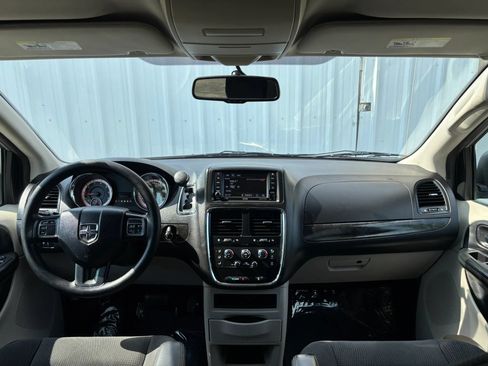 Used 2018 Dodge Grand Caravan SE w/ UConnect Hands-Free Group FWD image 17