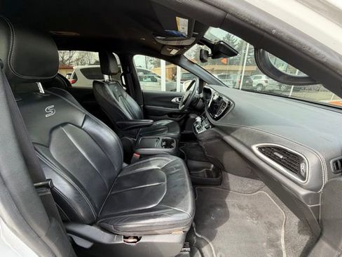 Used 2022 Chrysler Pacifica Touring-L w/ S Appearance Package image 11