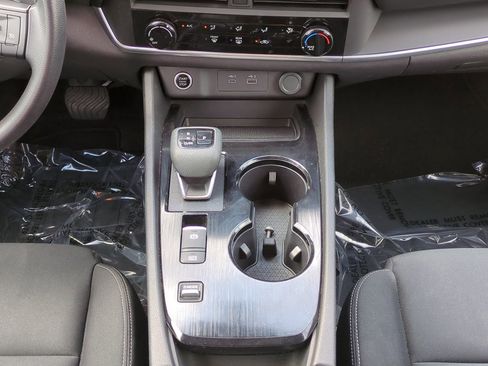 Used 2023 Nissan Rogue S image 19