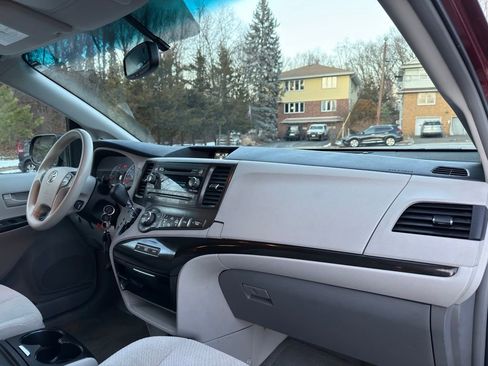 Used 2014 Toyota Sienna LE image 27