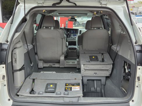 Used 2020 Toyota Sienna XLE FWD image 23