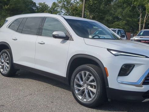 Used 2025 Buick Enclave Preferred w/ Power Package image 2