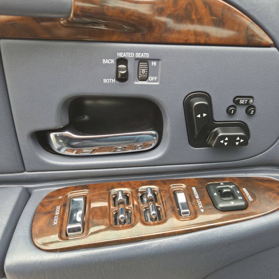 Used 2000 Lincoln Town Car Signature RWD image 24
