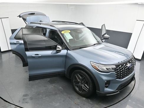 Used 2025 Ford Explorer ST image 36