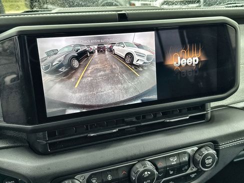 Used 2025 Jeep Wrangler Unlimited Sahara AWD/4WD image 20
