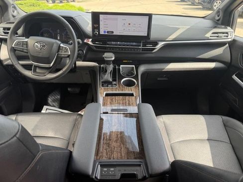 Used 2025 Toyota Sienna Limited AWD/4WD image 15