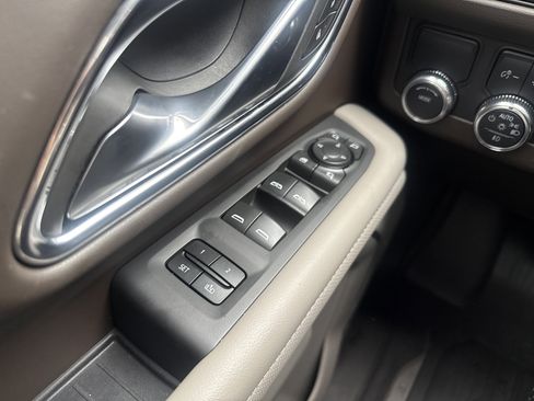 Used 2023 GMC Yukon XL SLT w/ SLT Premium Package image 19