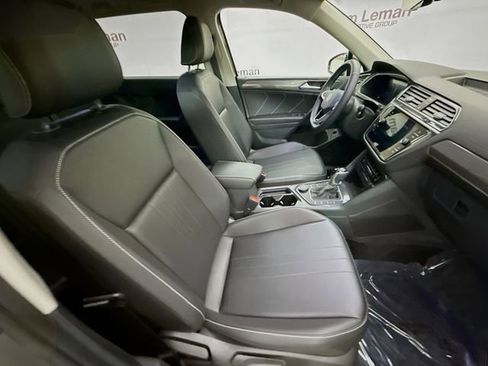 Used 2024 Volkswagen Tiguan SE image 27