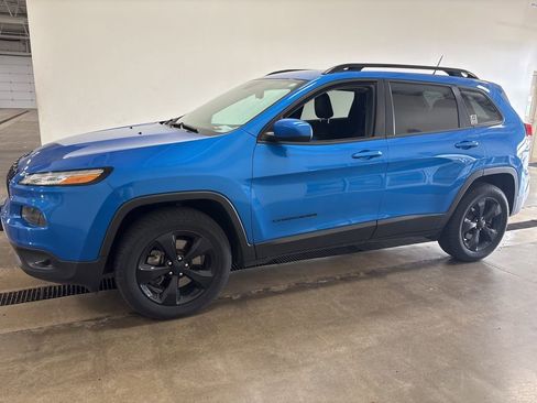 Used 2018 Jeep Cherokee Latitude w/ Altitude Package AWD/4WD image 1