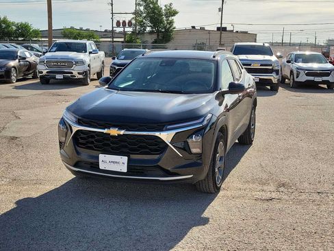 Used 2025 Chevrolet Trax LT FWD image 4