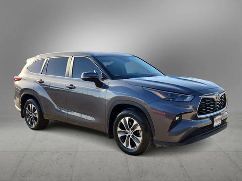 Used 2024 Toyota Highlander XLE image 2