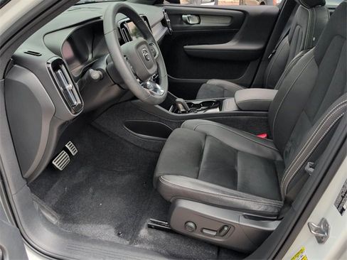 Used 2022 Volvo XC40 P8 Recharge Plus image 6