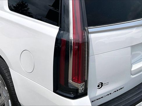 Used 2018 Cadillac Escalade Premium Luxury AWD/4WD image 32