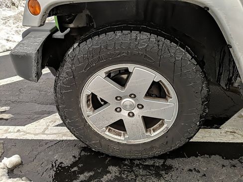 Used 2012 Jeep Wrangler Unlimited Sahara image 9