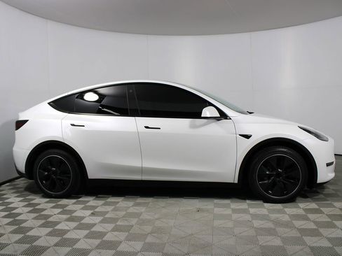 Used 2021 Tesla Model Y Long Range image 32