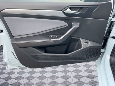 Certified 2025 Volkswagen Jetta SE image 12